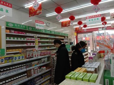 二七区市场监管局副局长陈向林深入长江路食药所辖区指导疫情防控与医用口罩供应工作